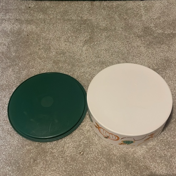 Tupperware fall storage container - Picture 6 of 8